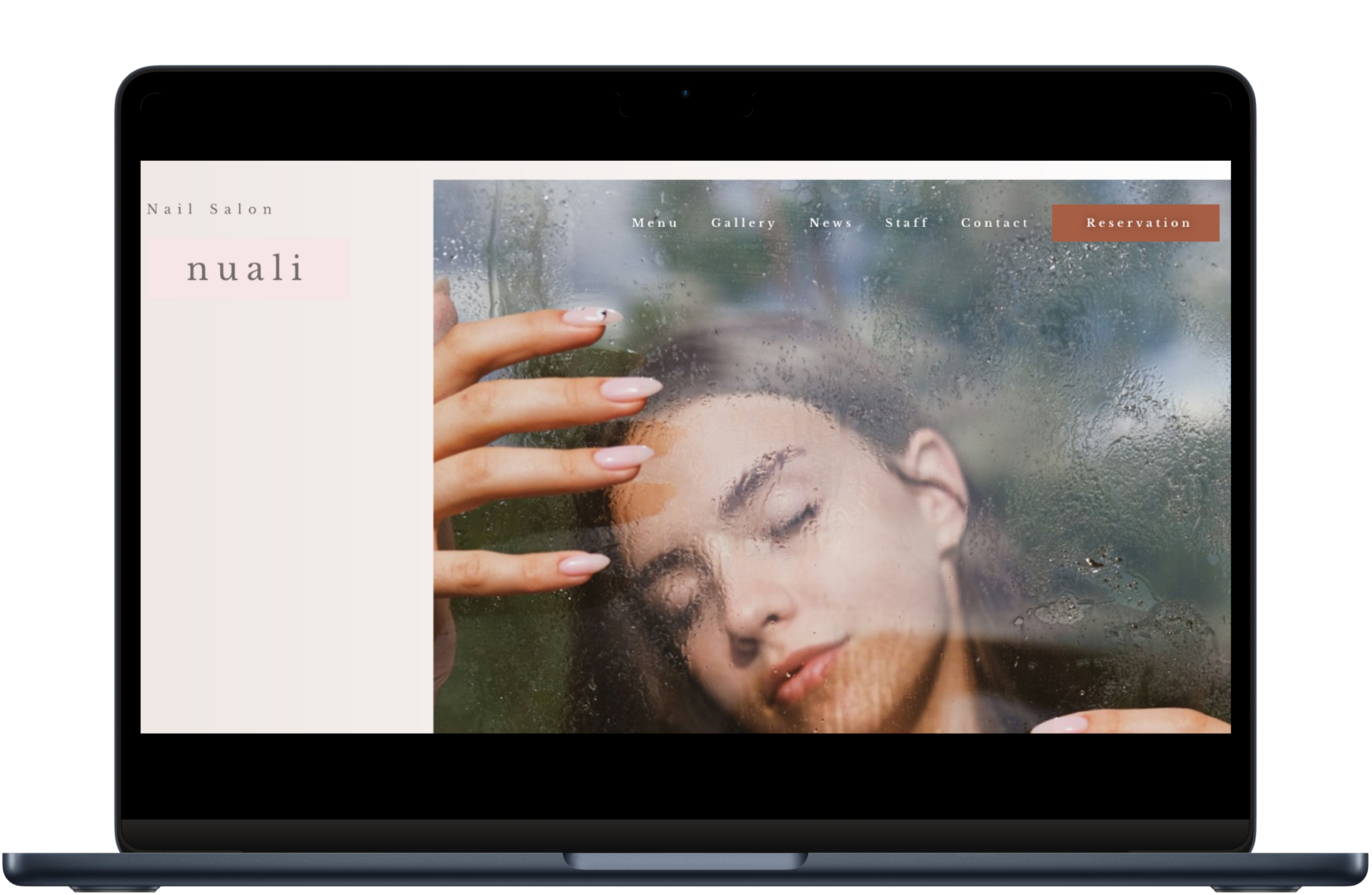 NailSalonNuali ウェブサイトのPCモックアップ